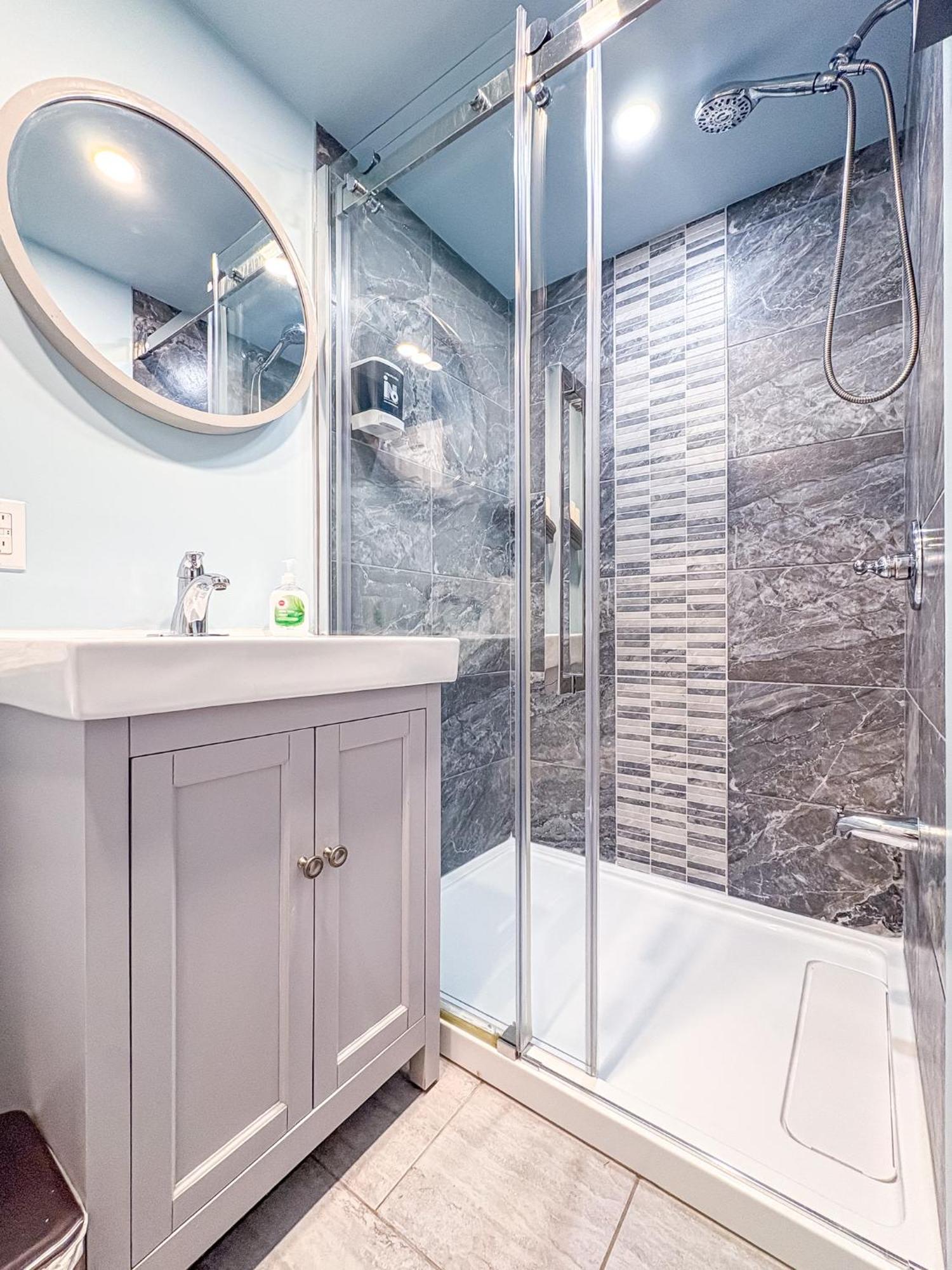 Standard Queen Room Private bathroom