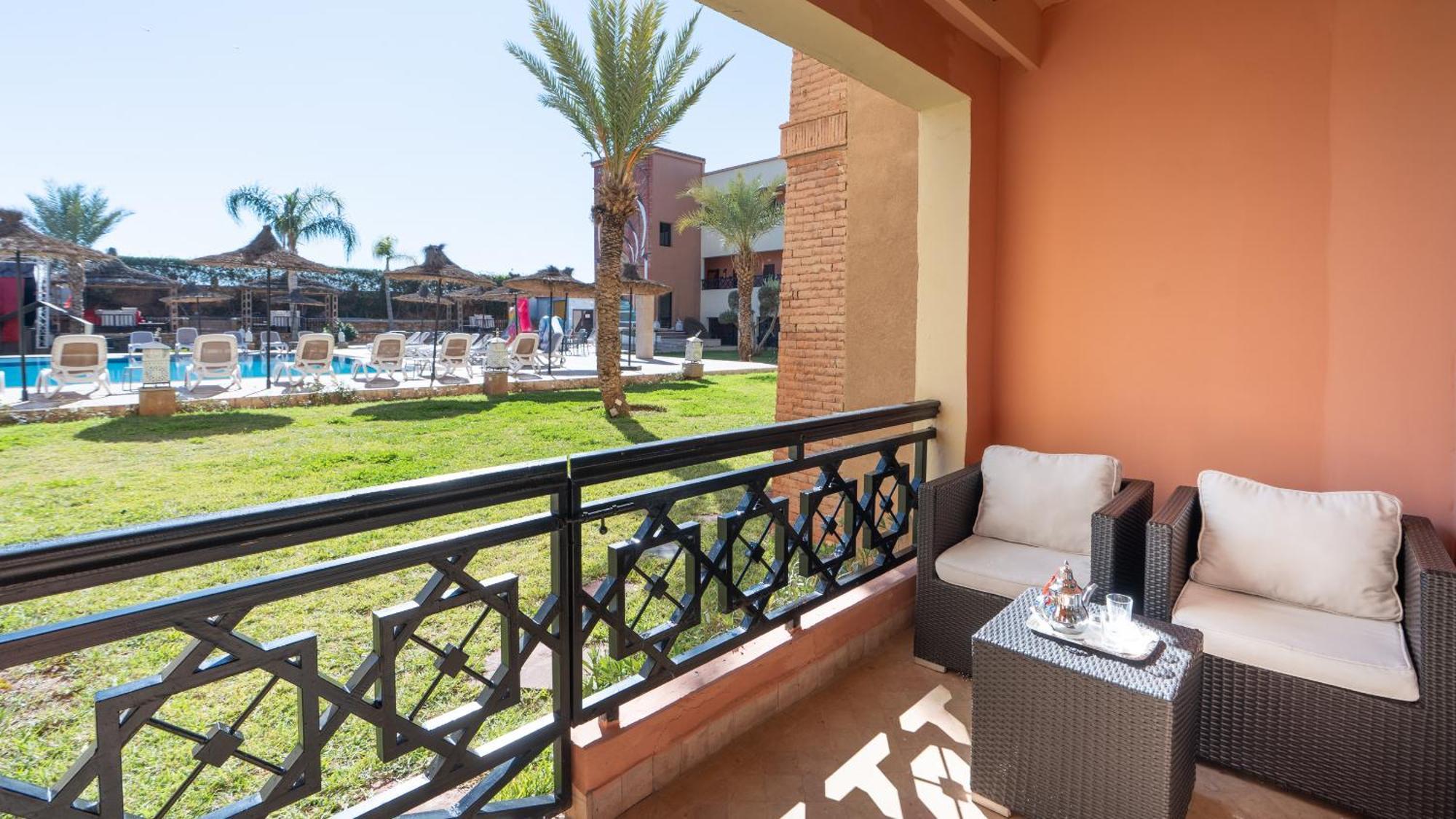 Double Room Pool View 2 adultes &1 enfant 12 ans