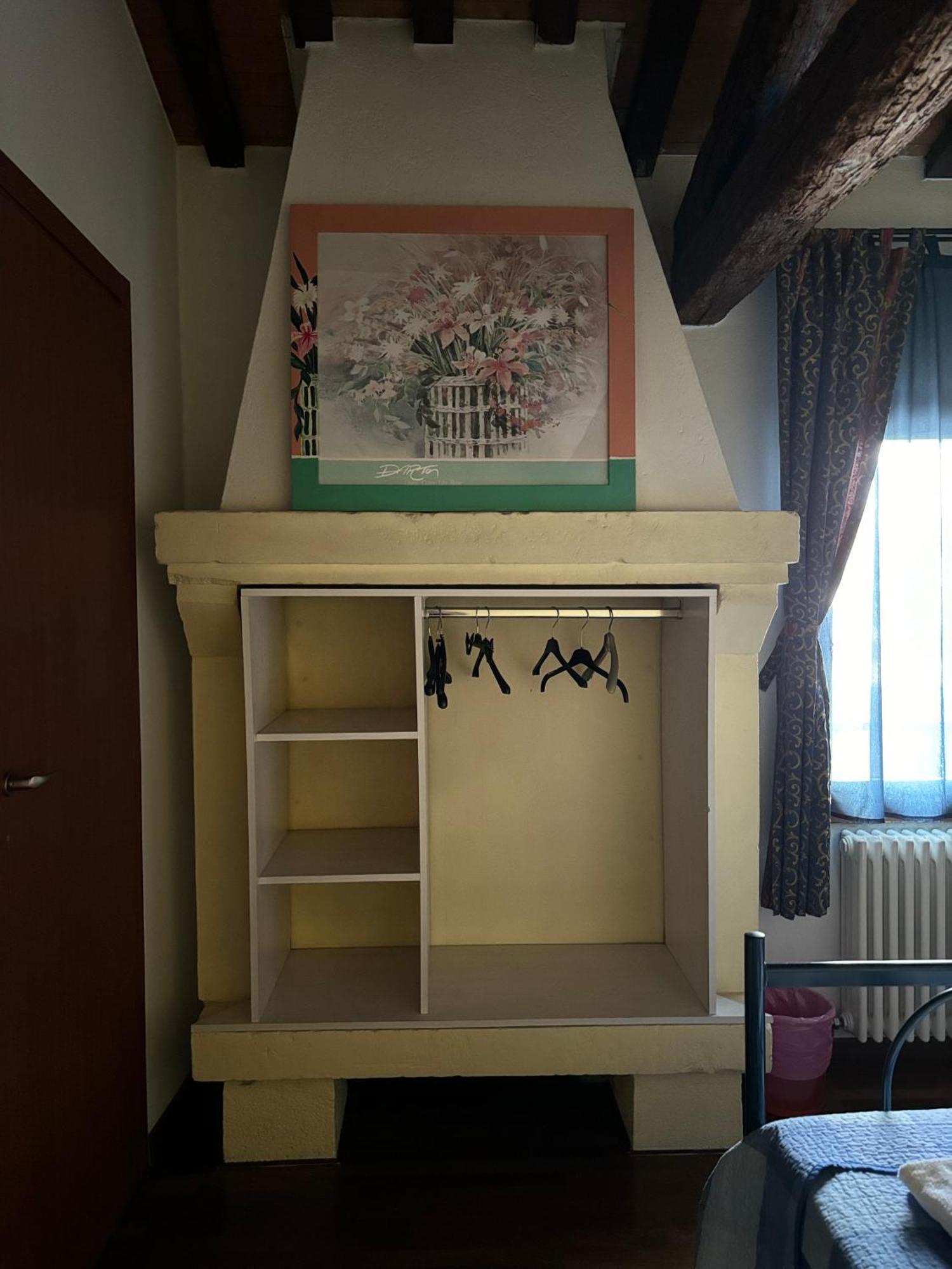 Quarto com 2 Camas de Solteiro e Banheiro Privativo
