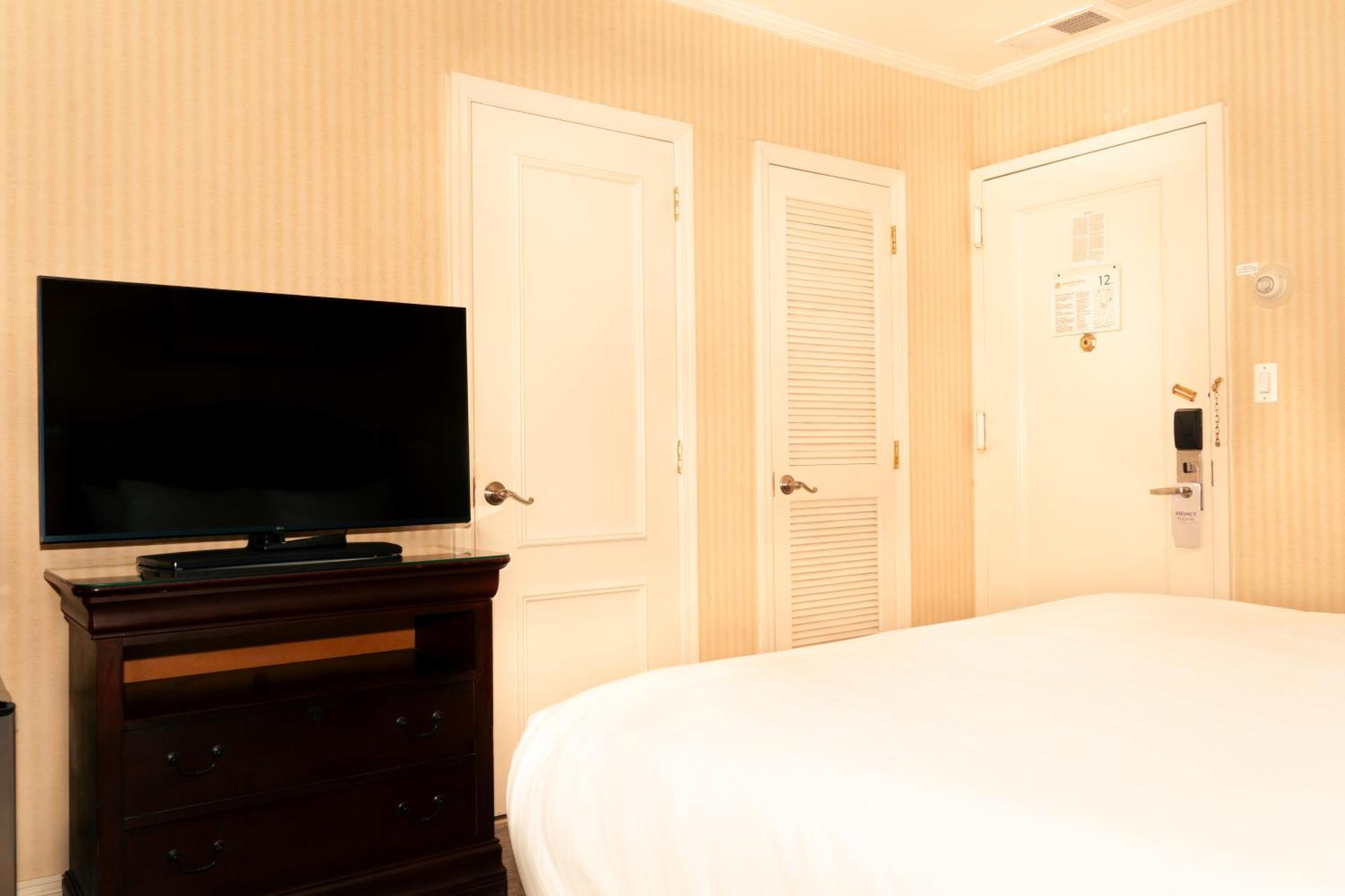 Deluxe Queen Room,1766126621:JPEG
