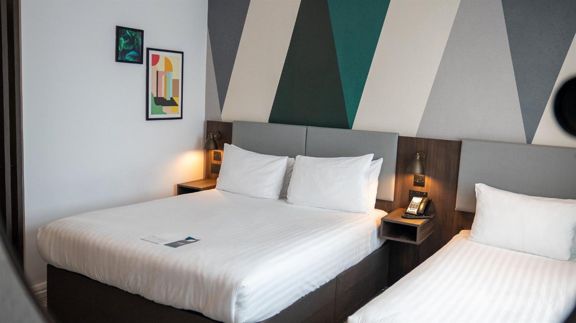 Quarto Standard com Cama de Casal e 1 de Solteiro
