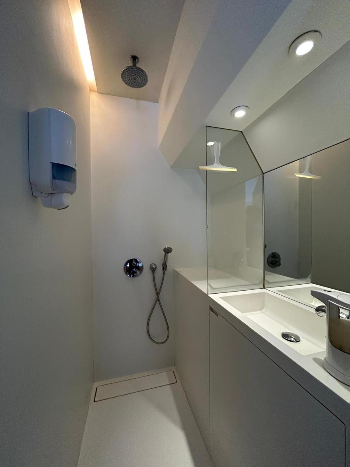 Deluxe Double Room Shower