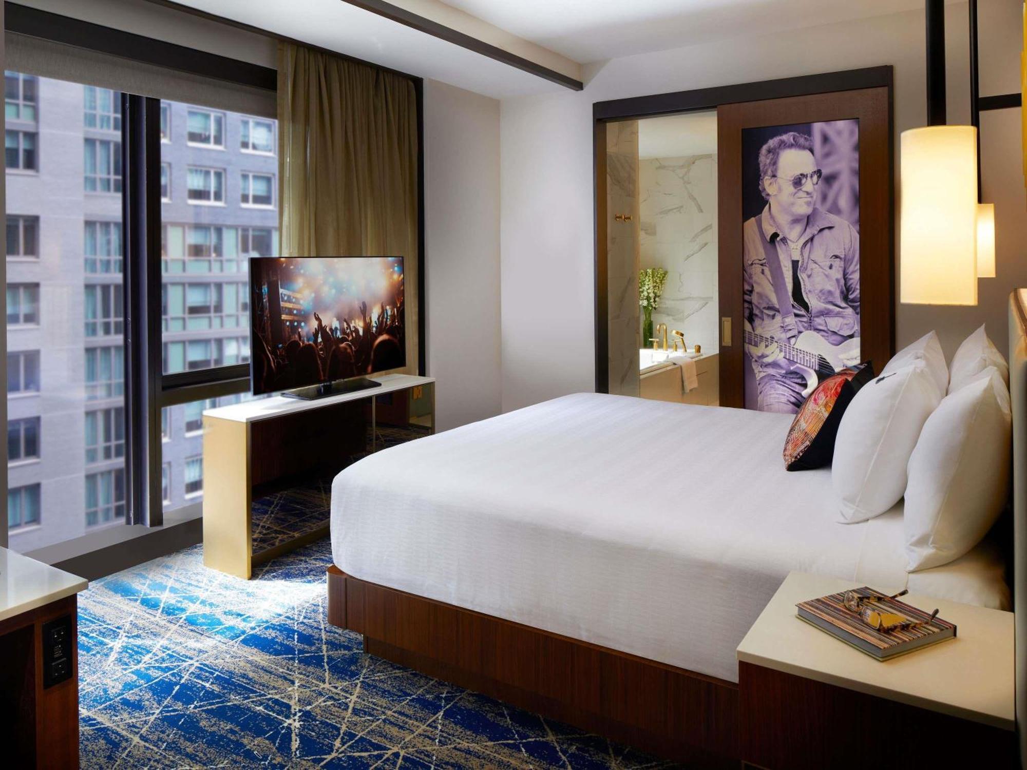Deluxe Room 1 King Bed