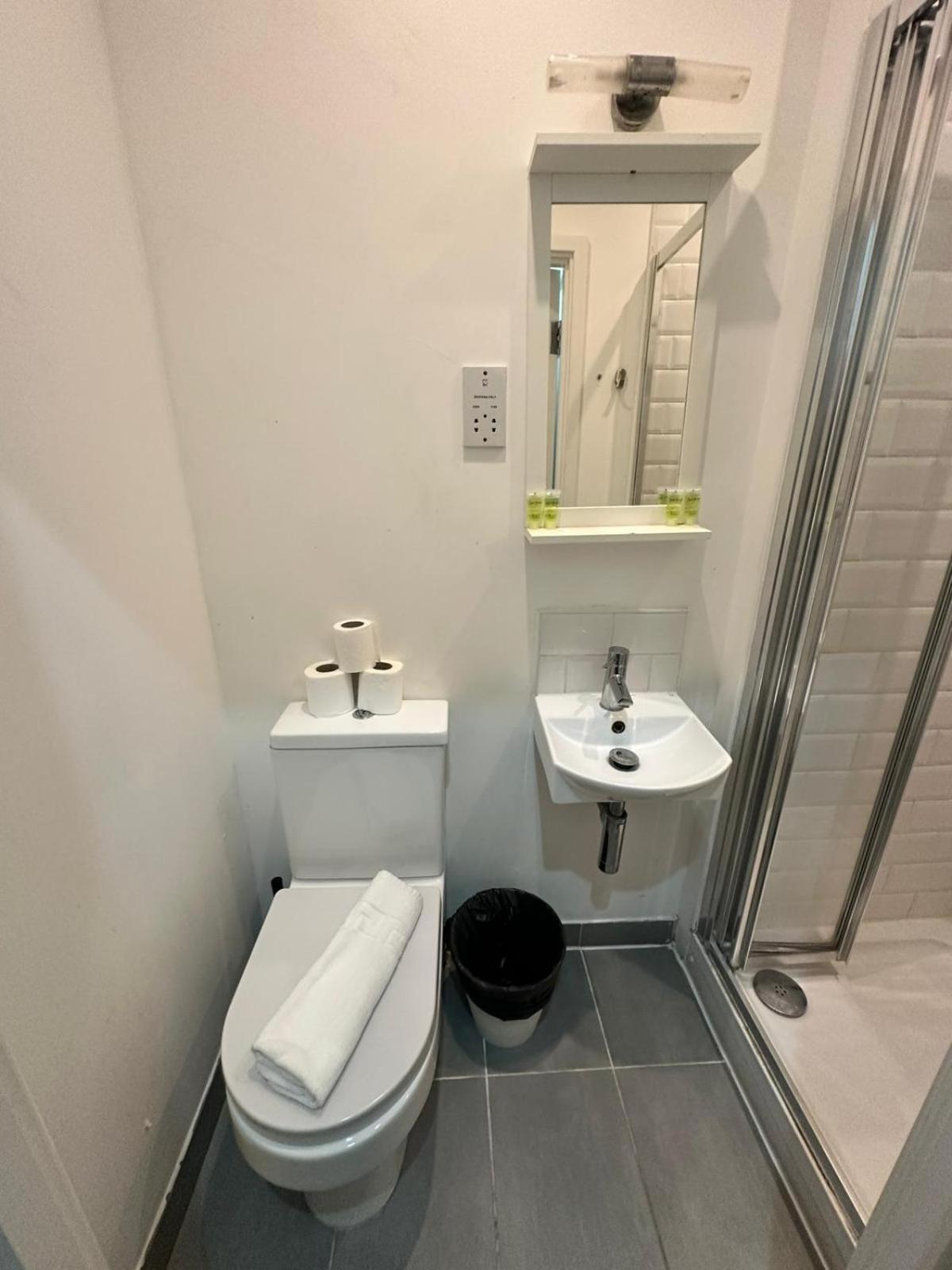 Compact Single Room – No Window