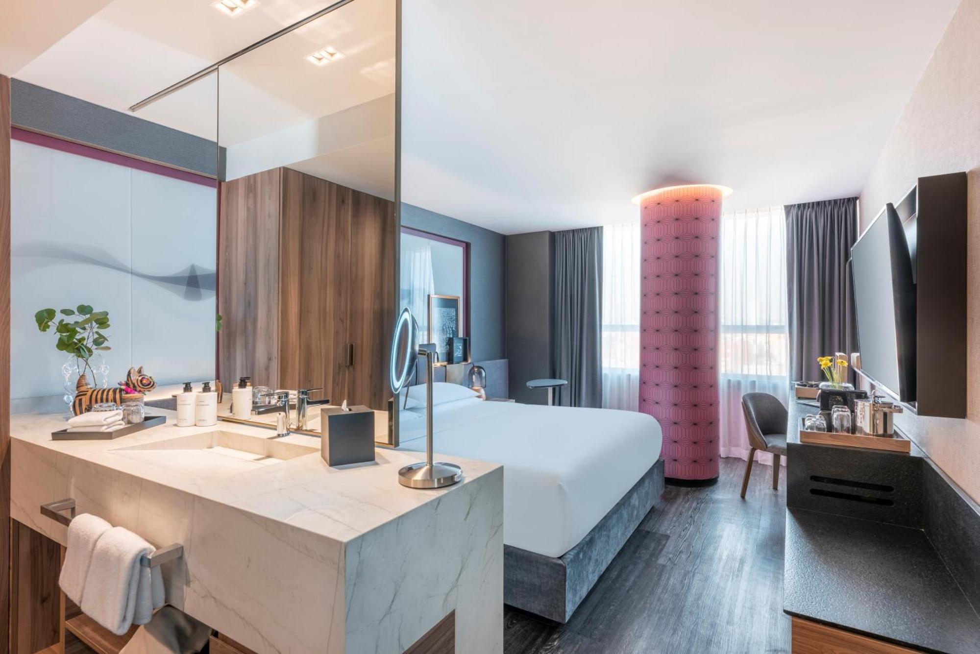Habitación con cama extragrande y vistas a la ciudad