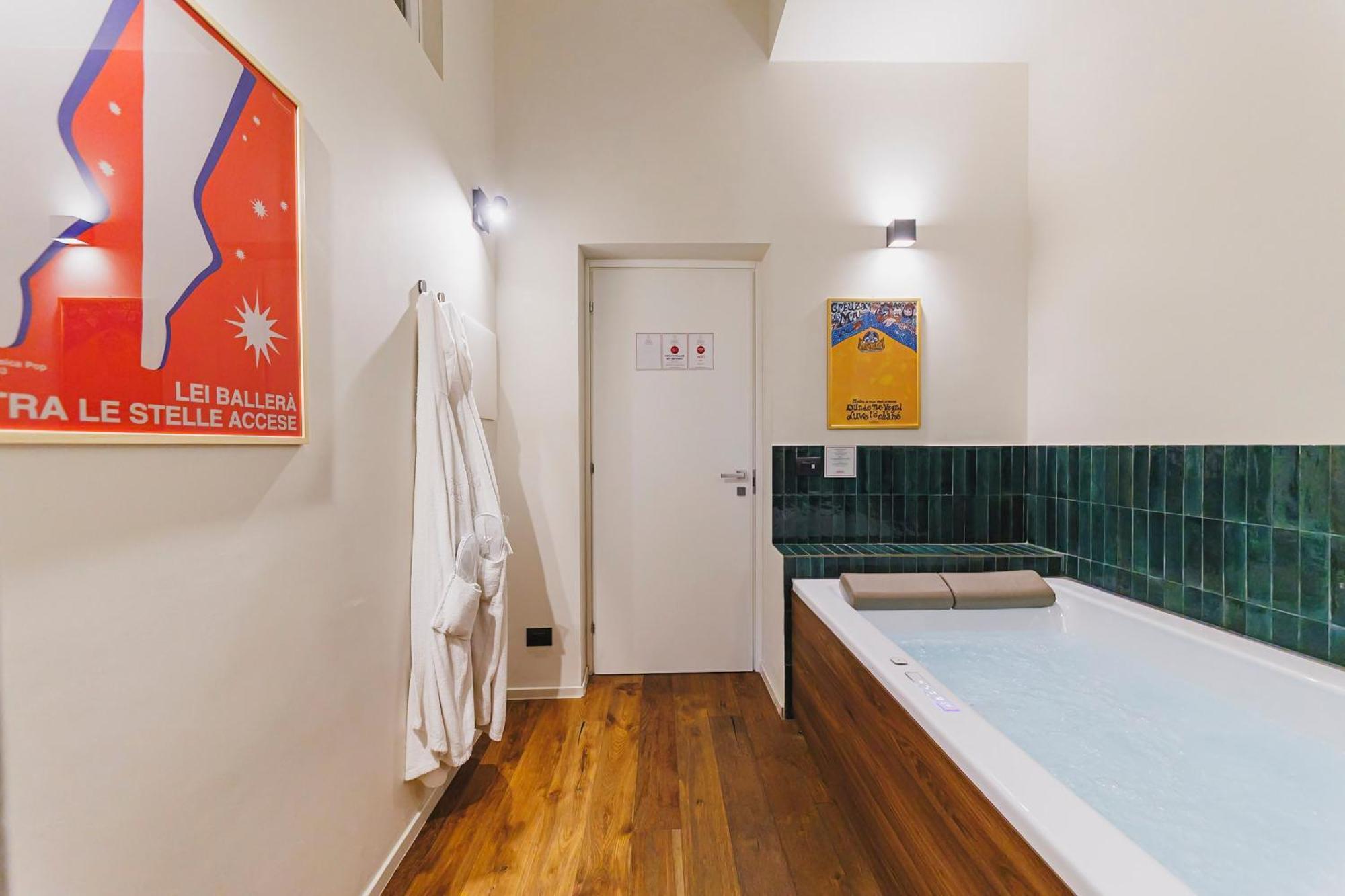 Deluxe Double Room Bath