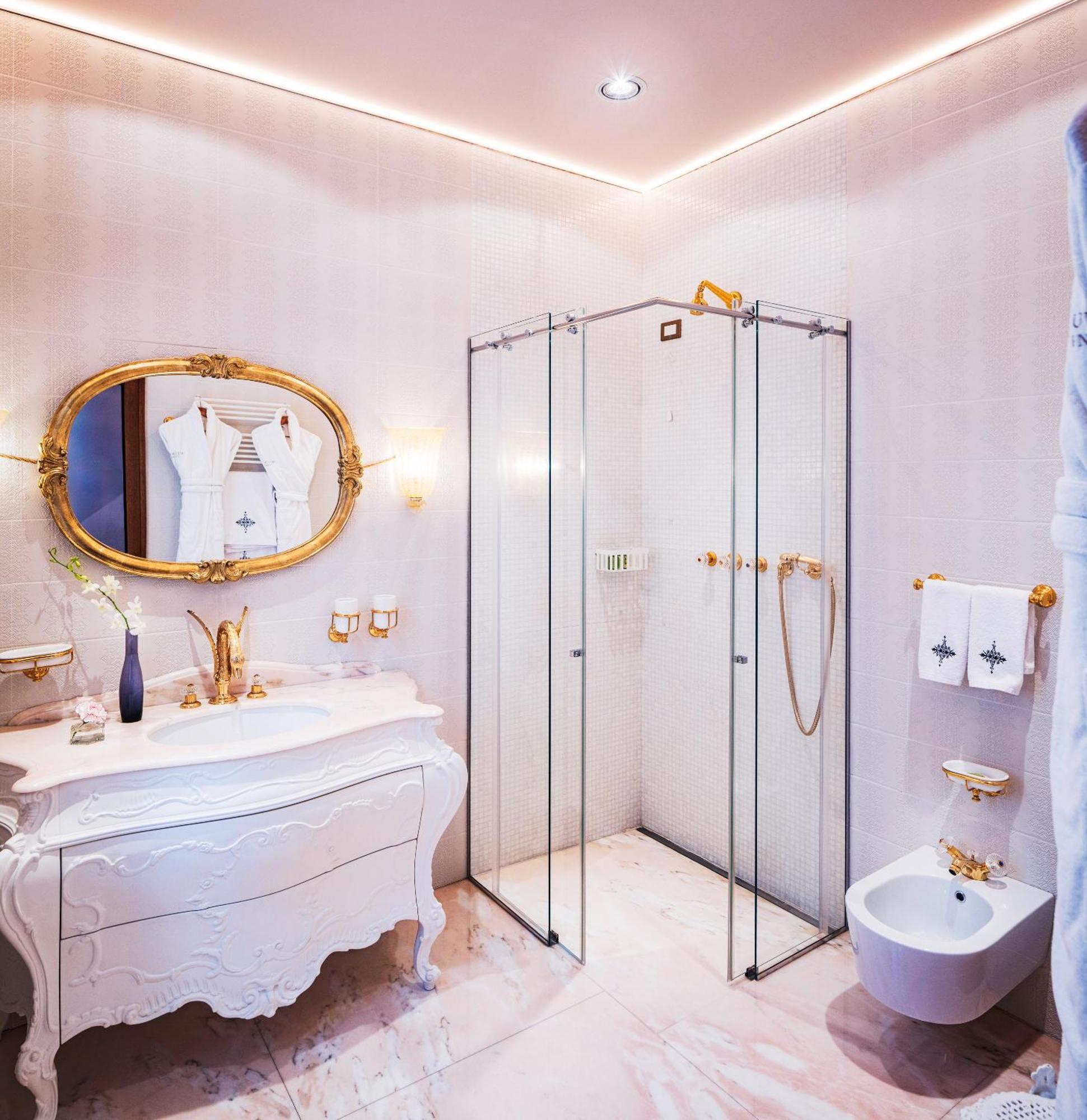 Deluxe Queen Suite