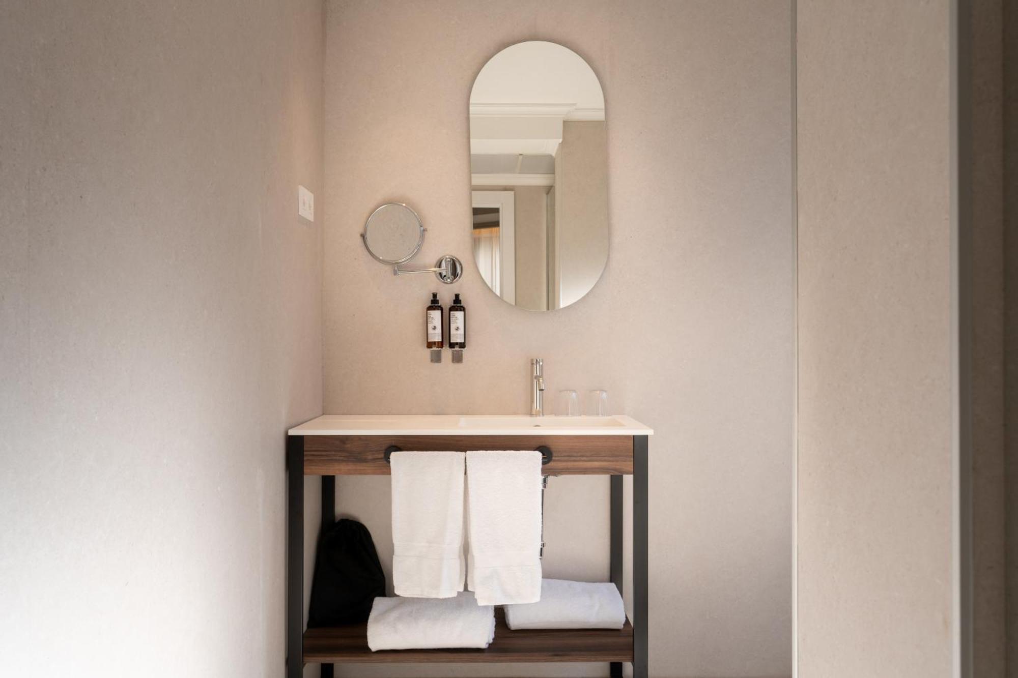Deluxe King Room City View