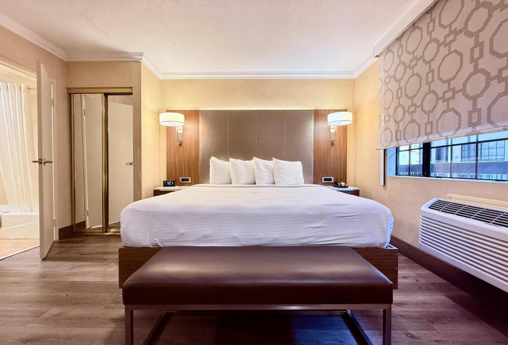 King Room Spa Bath Lower Level or Non-Smoking