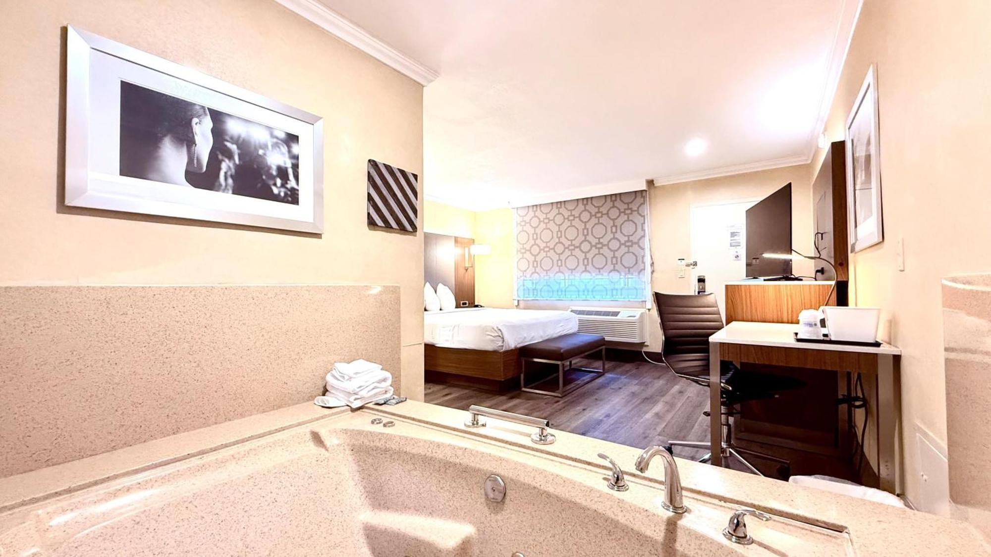King Room Spa Bath Lower Level or Non-Smoking