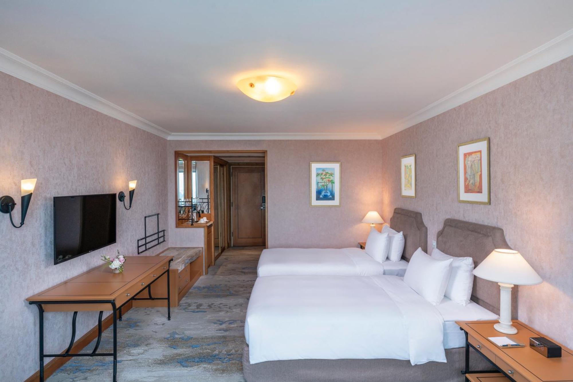 Grand Deluxe Twin Bed Lake View