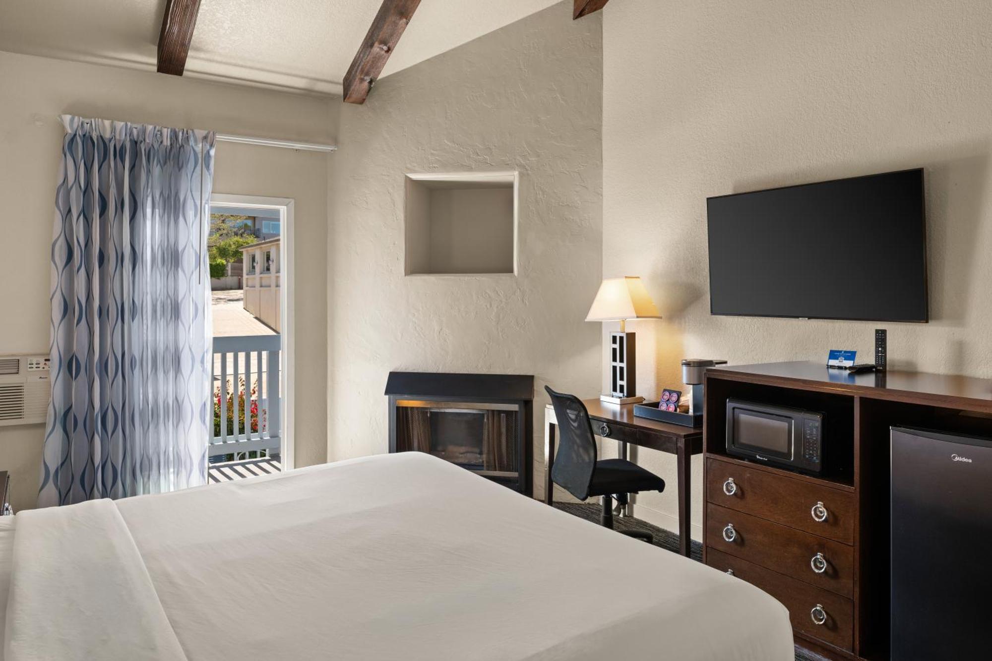 Habitación con chimenea y cama extragrande