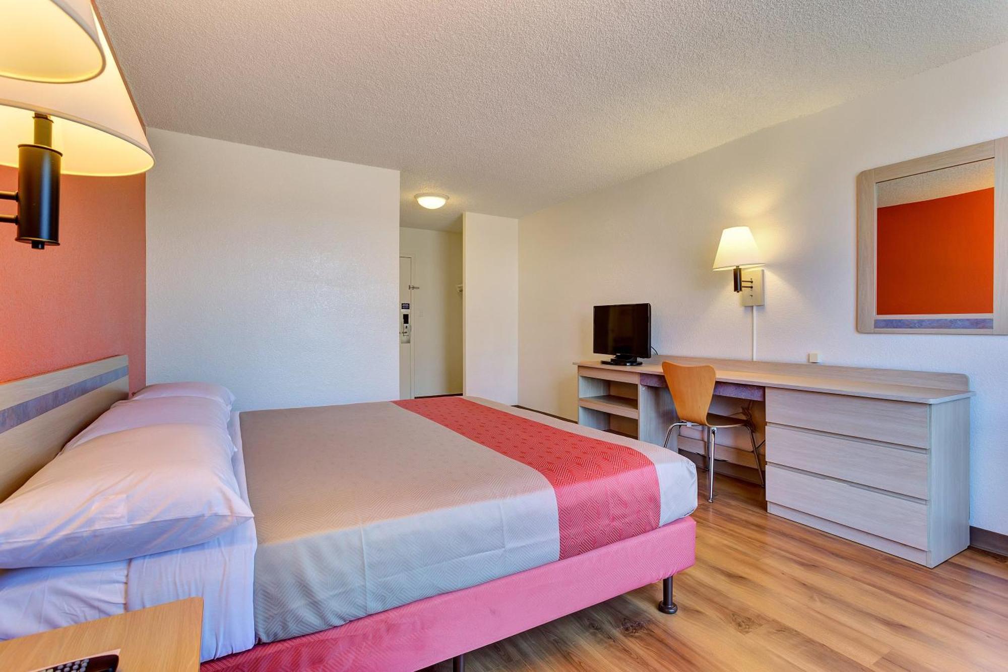 1 King Bed |Near San Carlos Airport