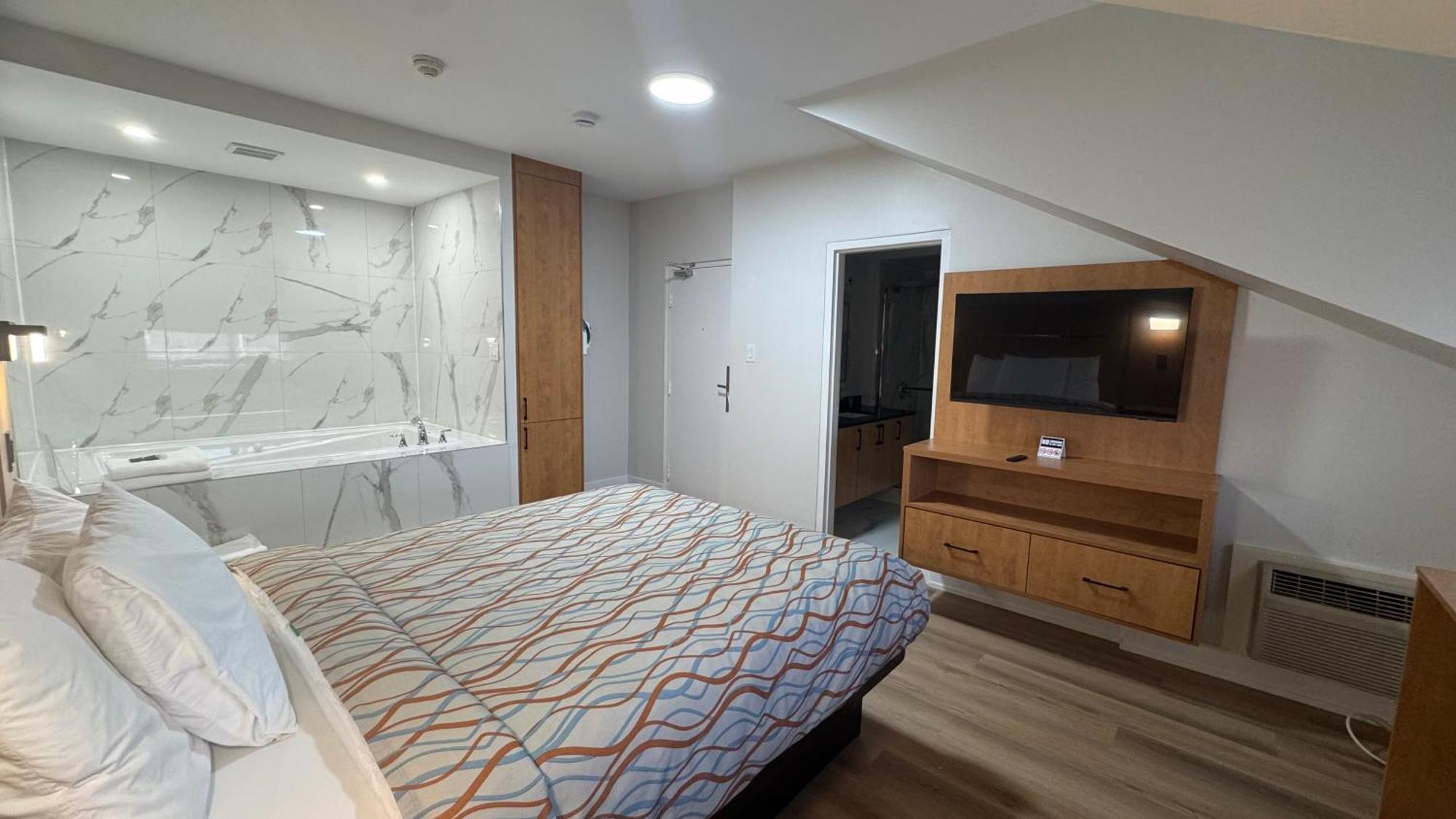 Queen Suite Spa Bath