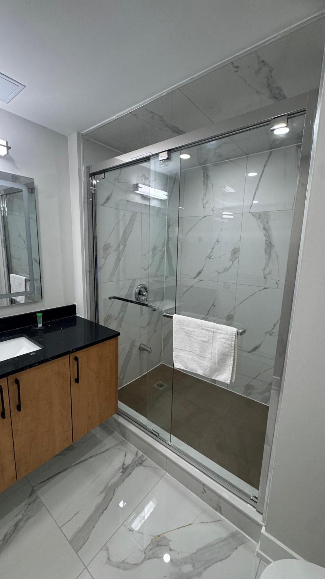 Queen Suite Spa Bath