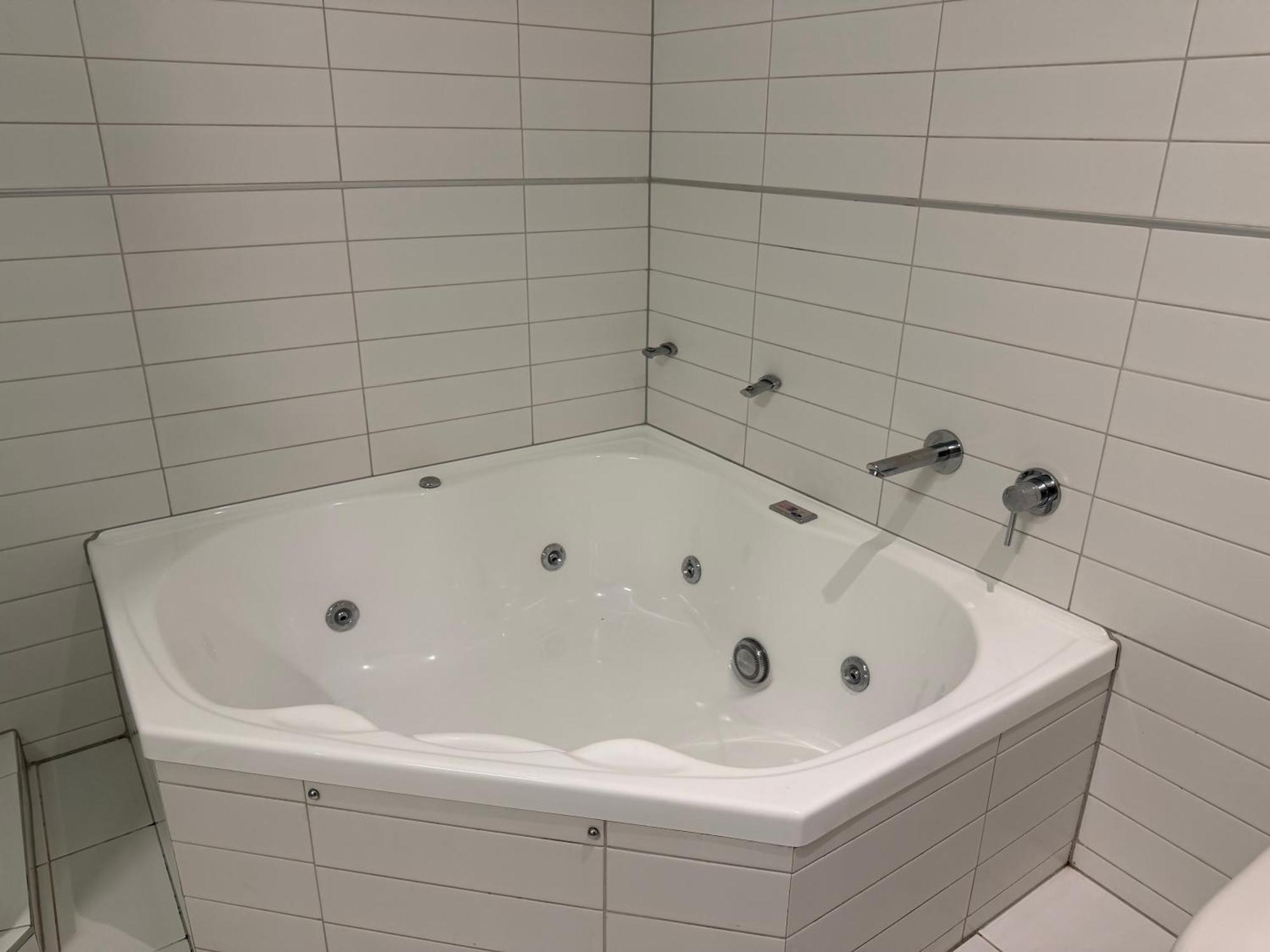 Studio Spa Bath