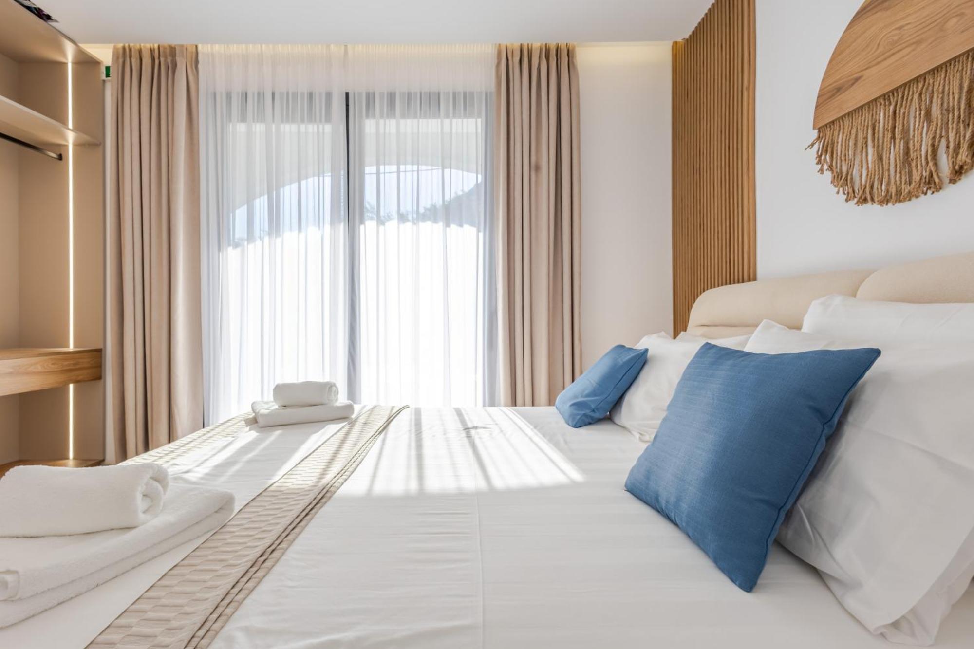 Deluxe Double Room Side Sea View