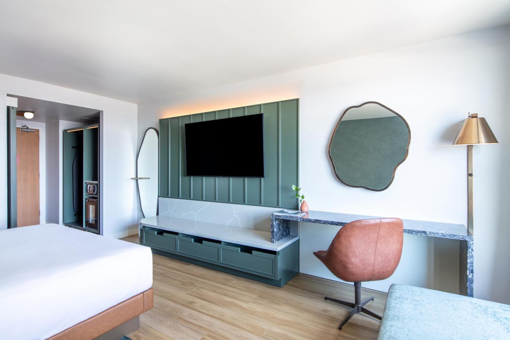 Zimmer mit Kingsize-Bett und Badewanne – barrierefrei
