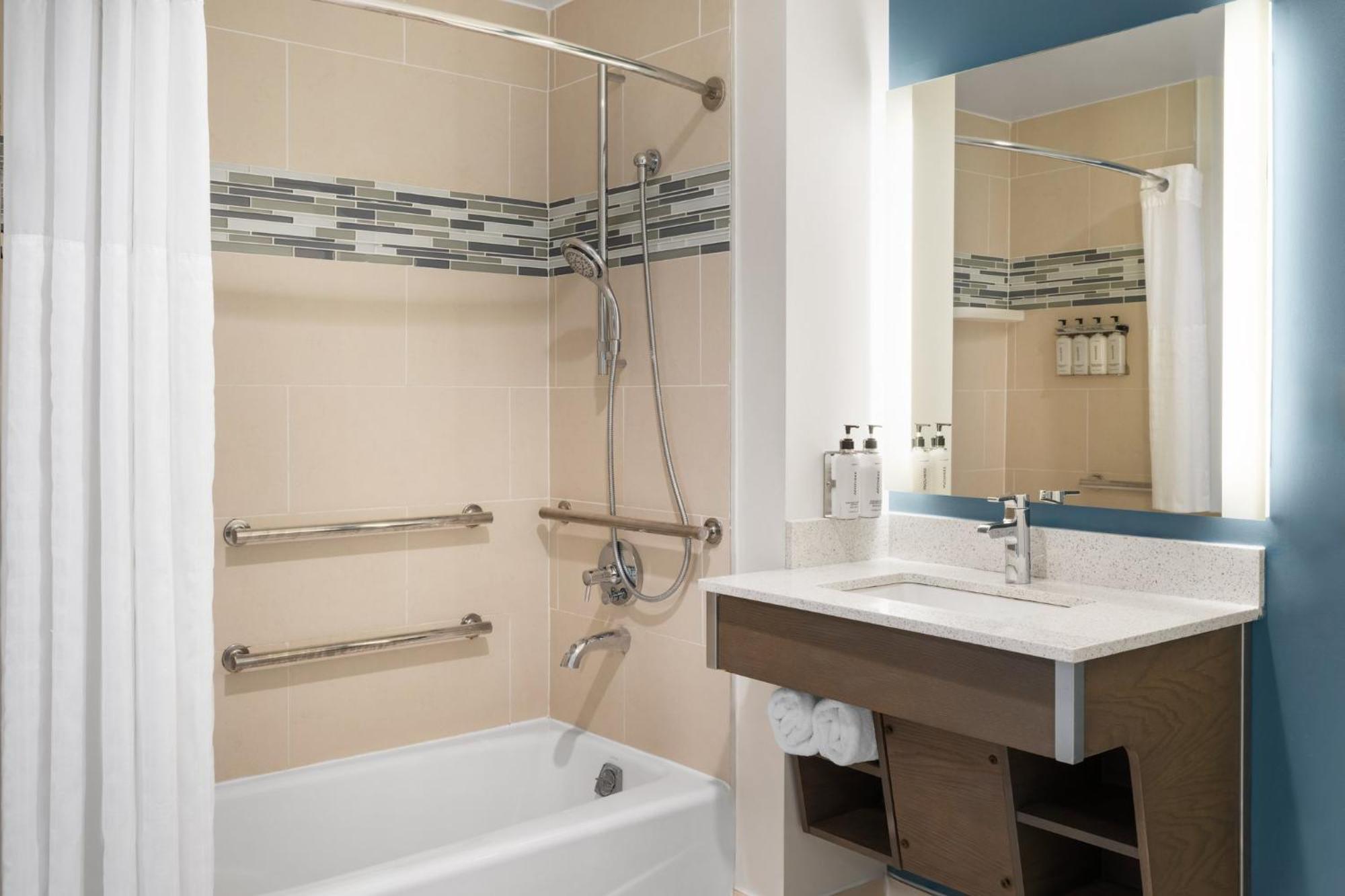 Standard King Room Mobility Accessible Tub