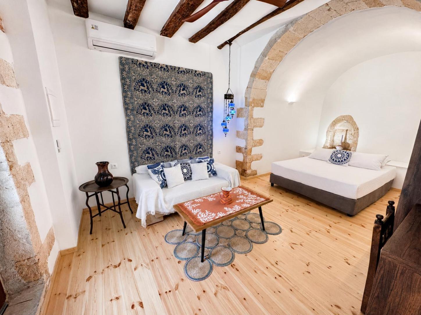 Deluxe Queen Suite