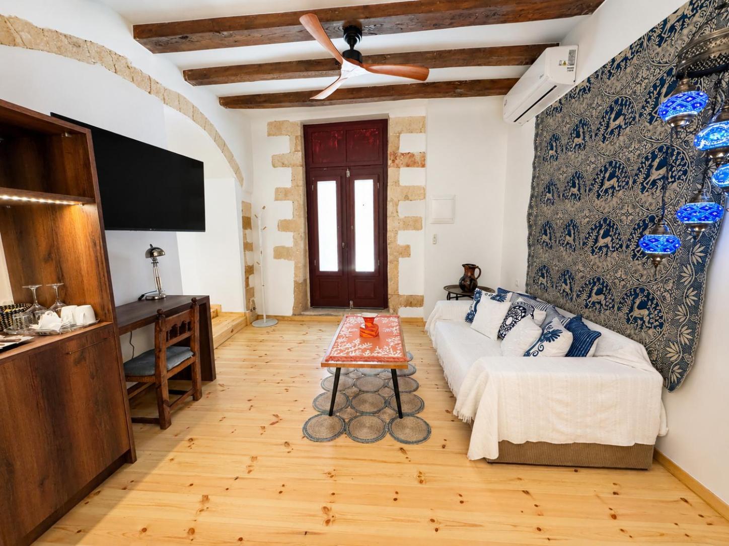 Deluxe Queen Suite