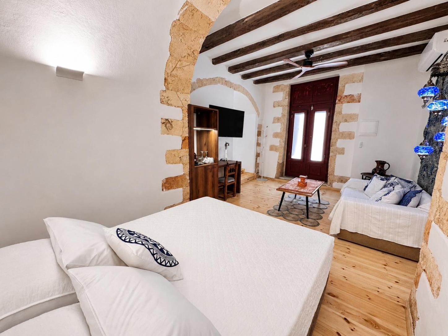 Deluxe Queen Suite