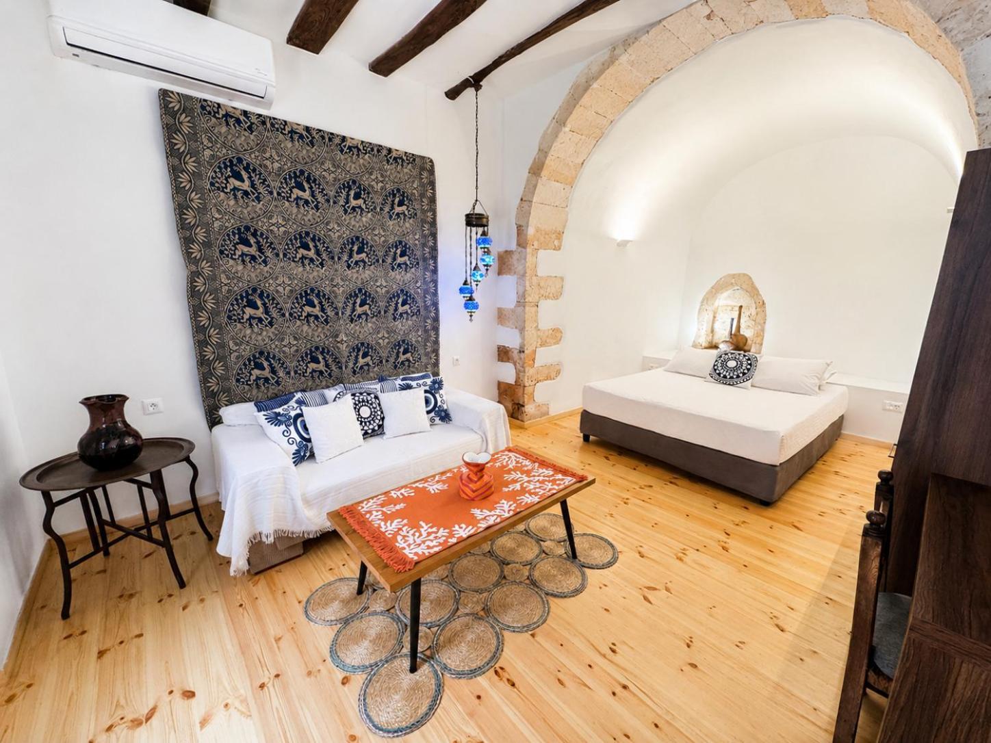 Deluxe Queen Suite