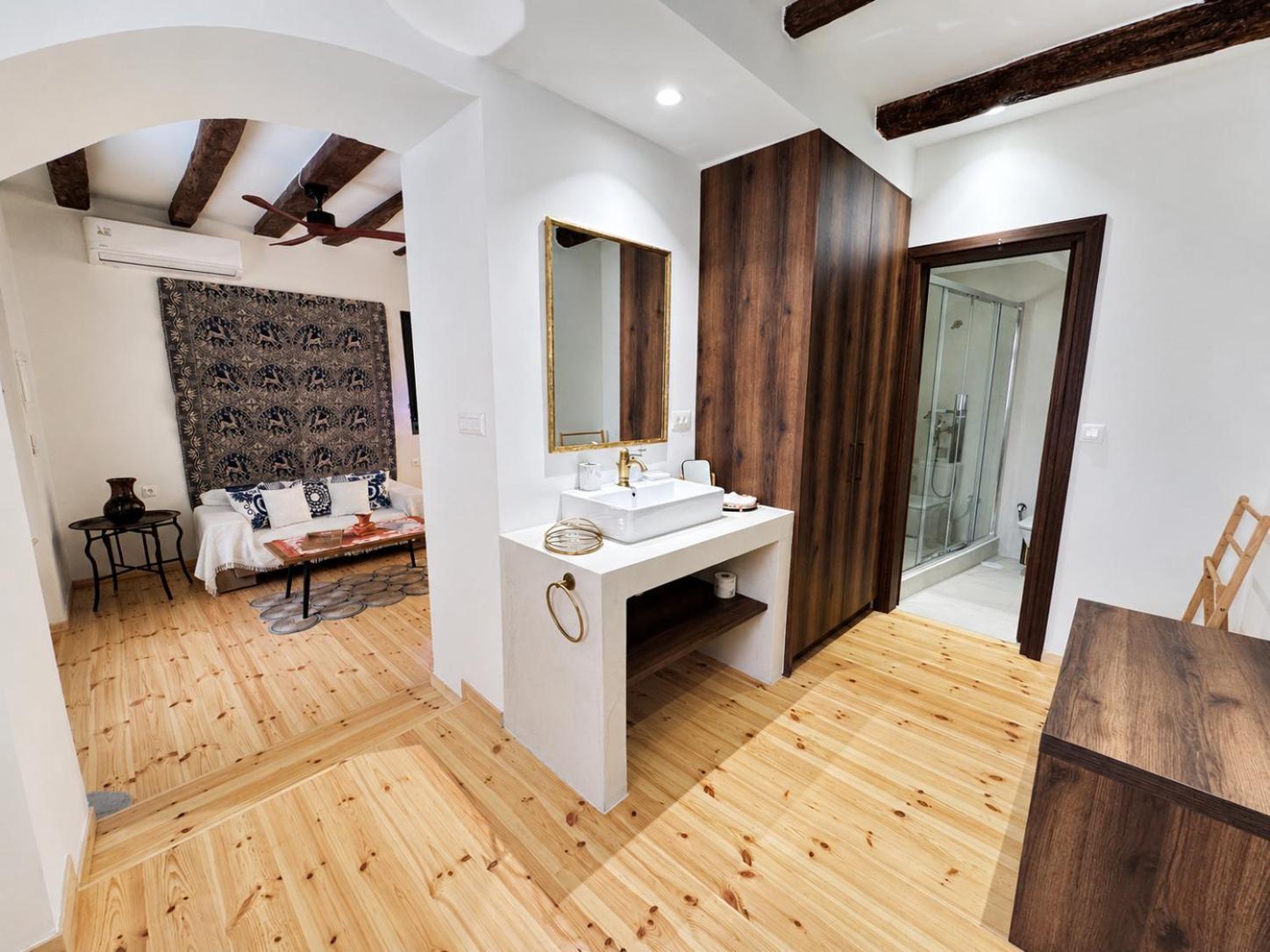 Deluxe Queen Suite