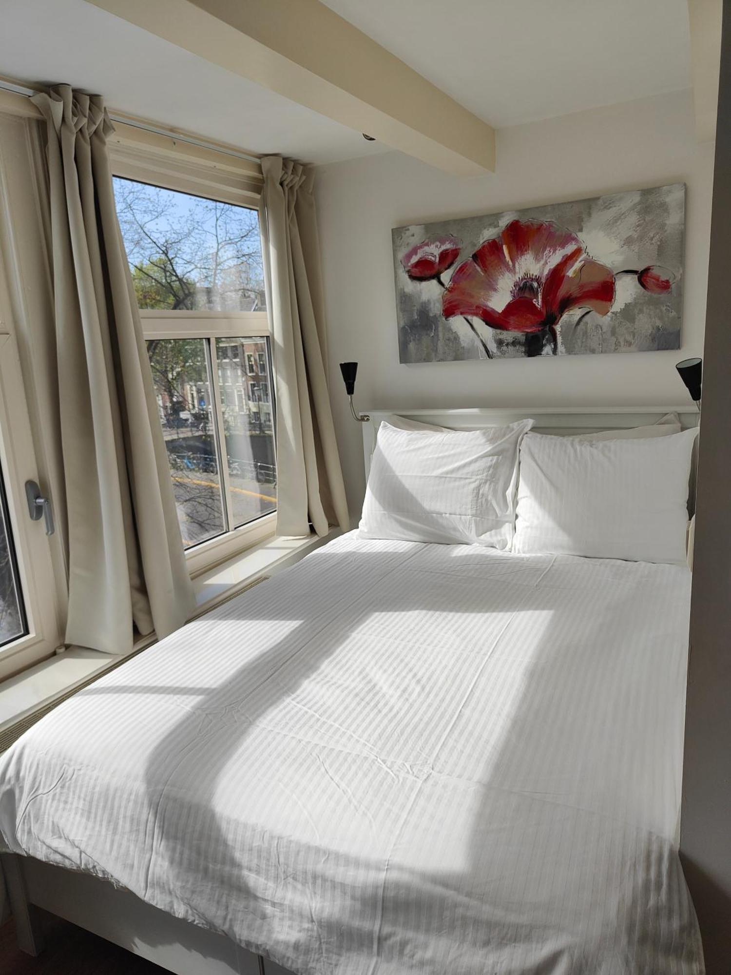Deluxe Double Room Shower