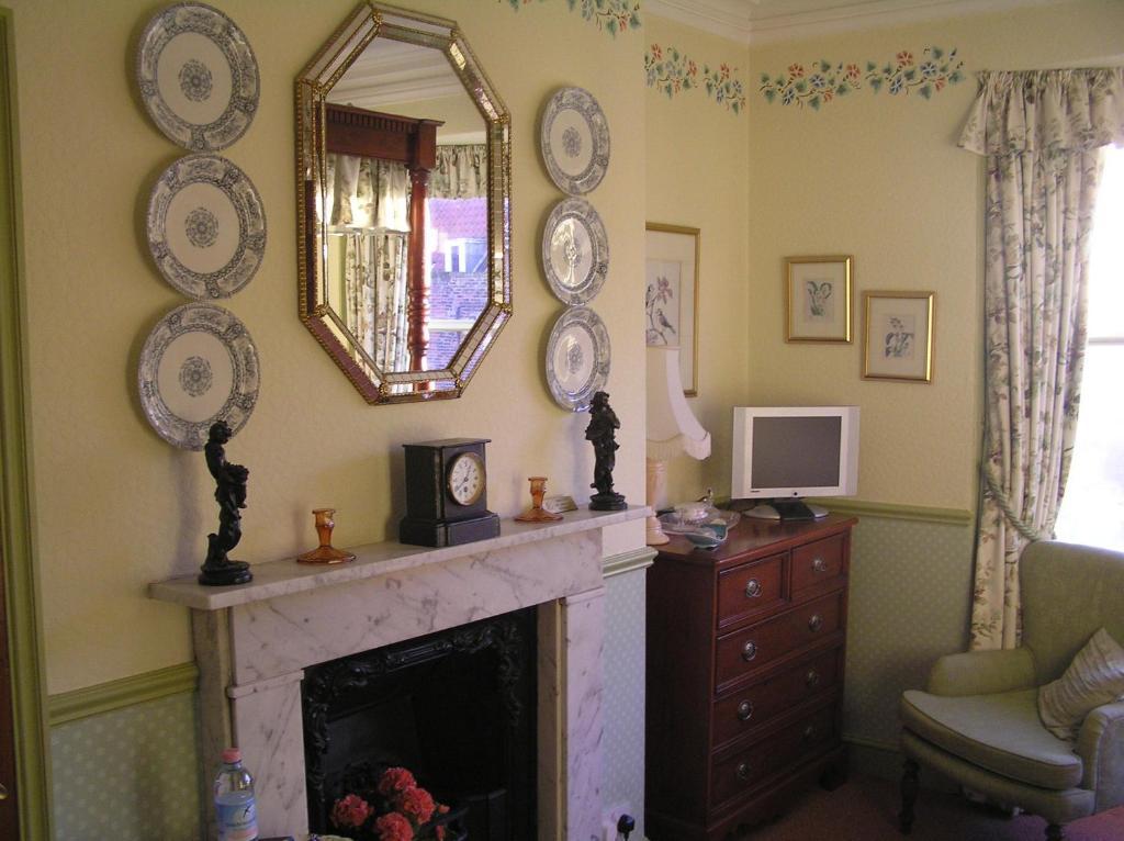 Double Room Four Poster Bed Sea View 2