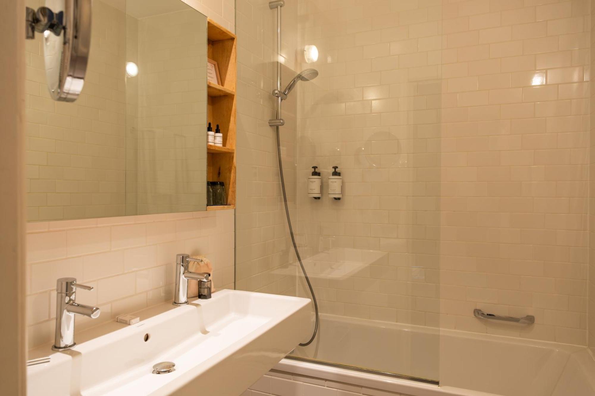 Deluxe Double Room Bath