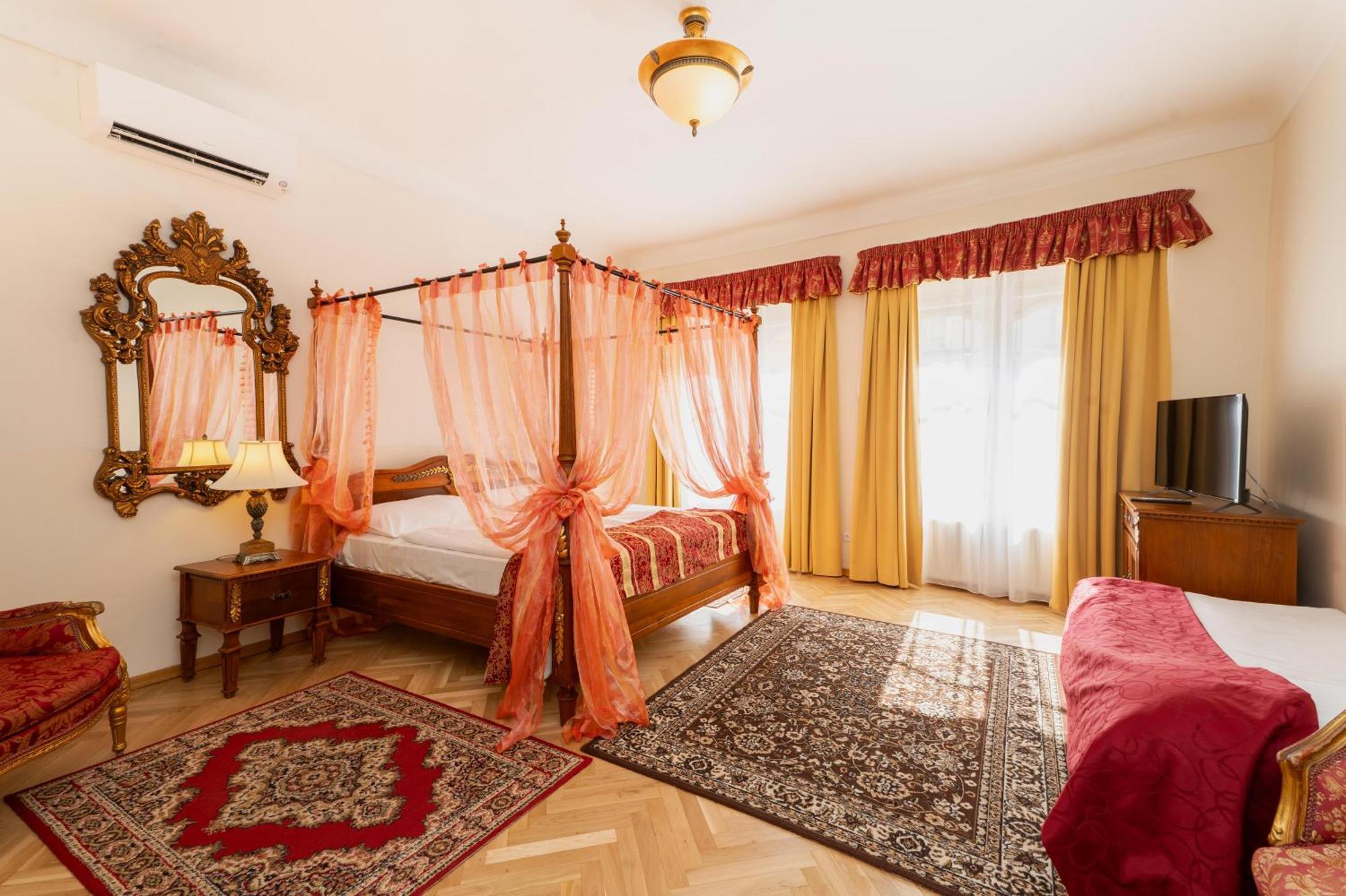 Queen Deluxe Room Street View