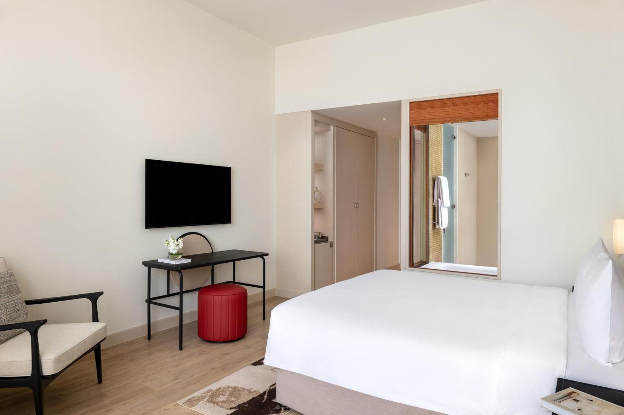 Deluxe King Room Plaza View Theme Park Access