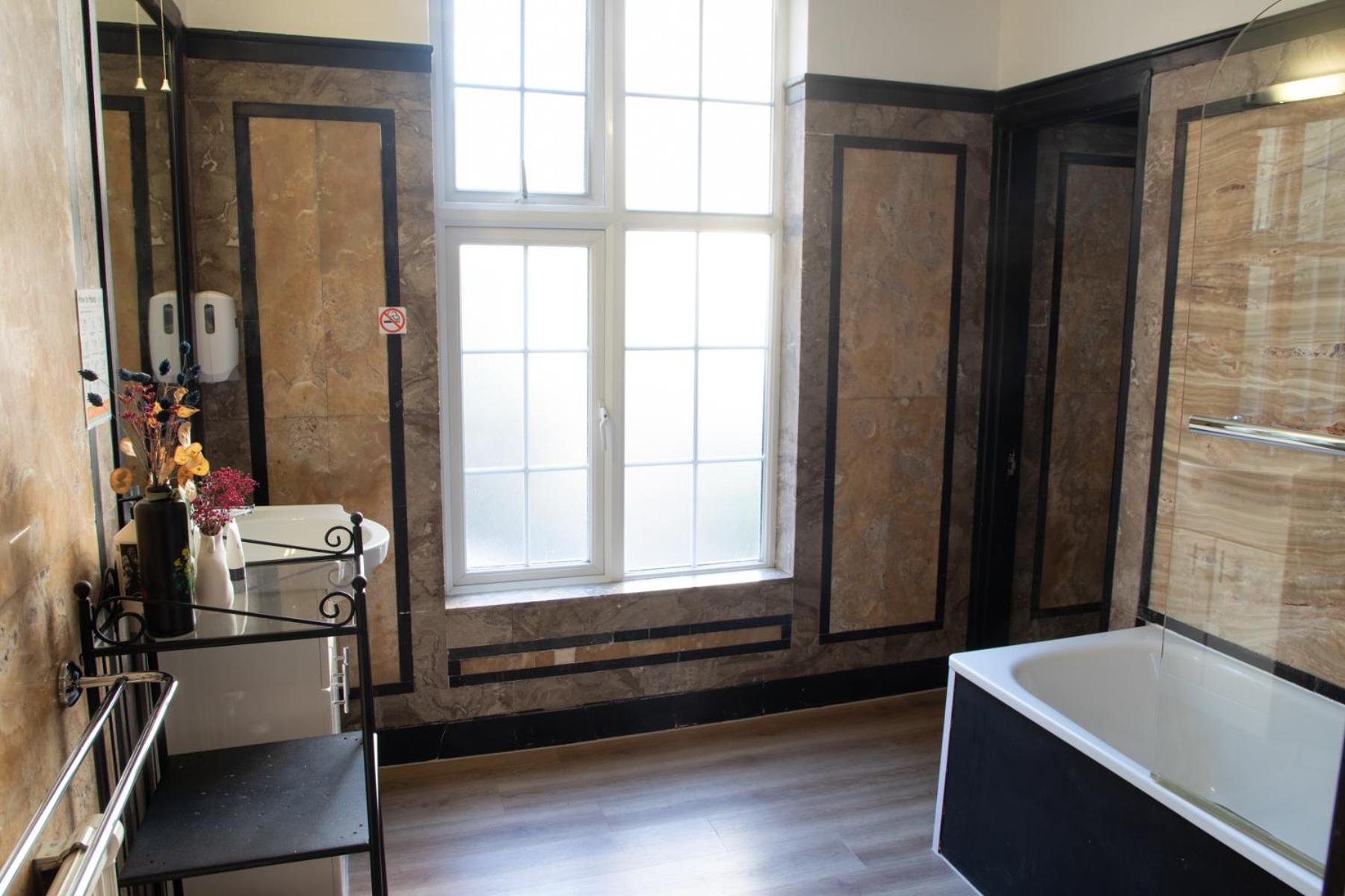 Family Room En-Suite Bathroom