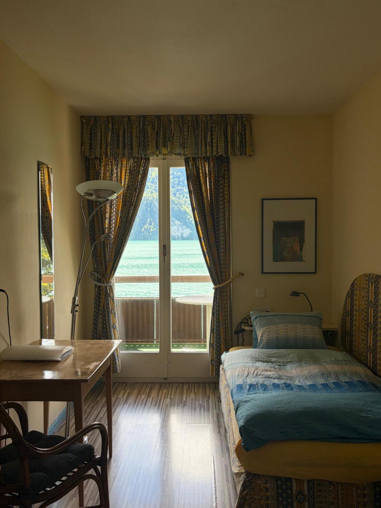 Eenpersoonskamer met gedeelde badkamer en uitzicht op het meer