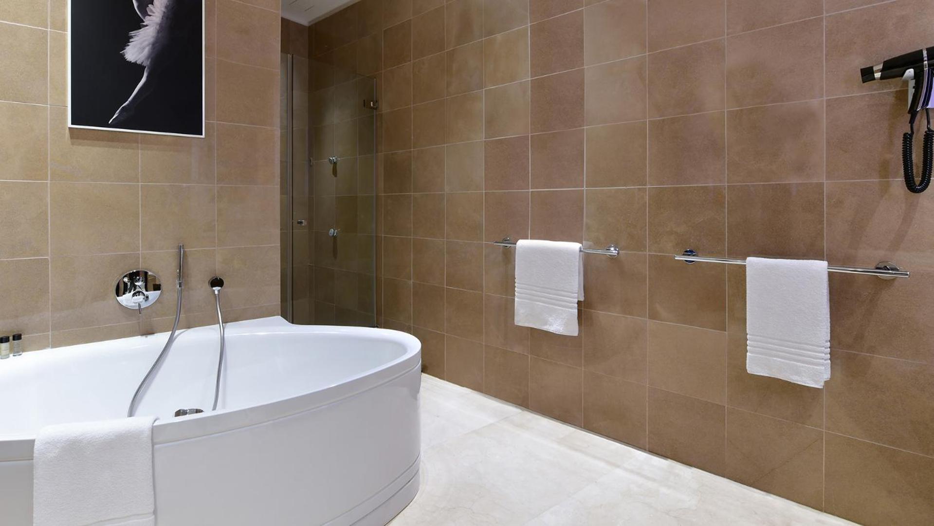 Junior Suite access to Executive Lounge 51