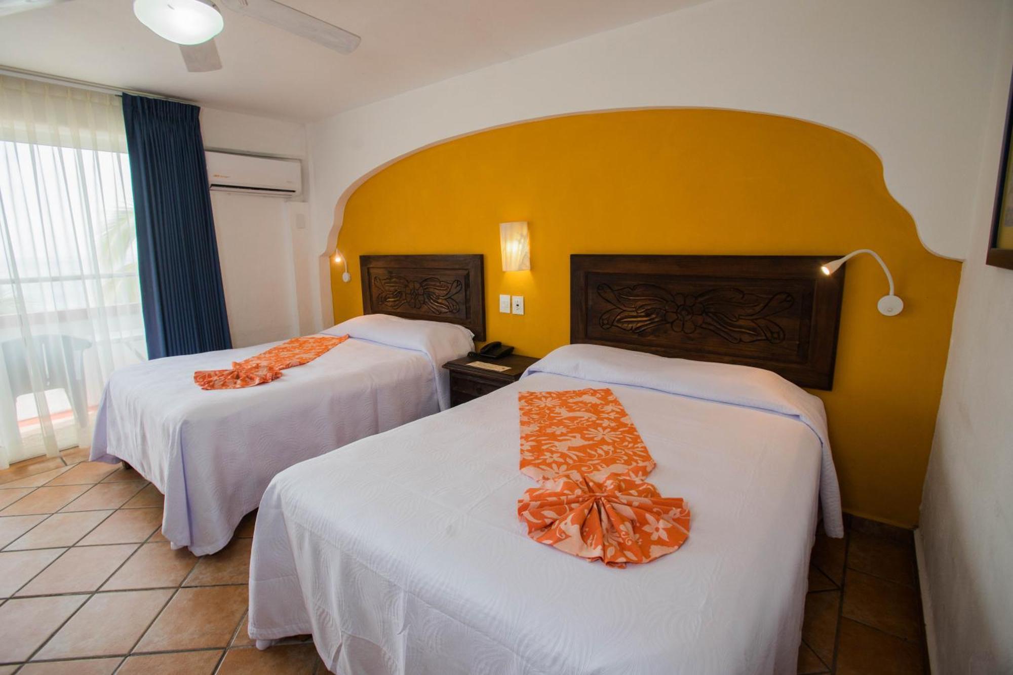 Doppelzimmer mit 2 Doppelbetten und Meerblick