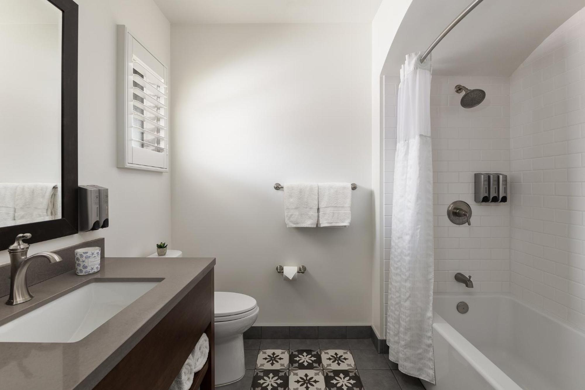 Quarto com 2 Camas de Casal e Varanda