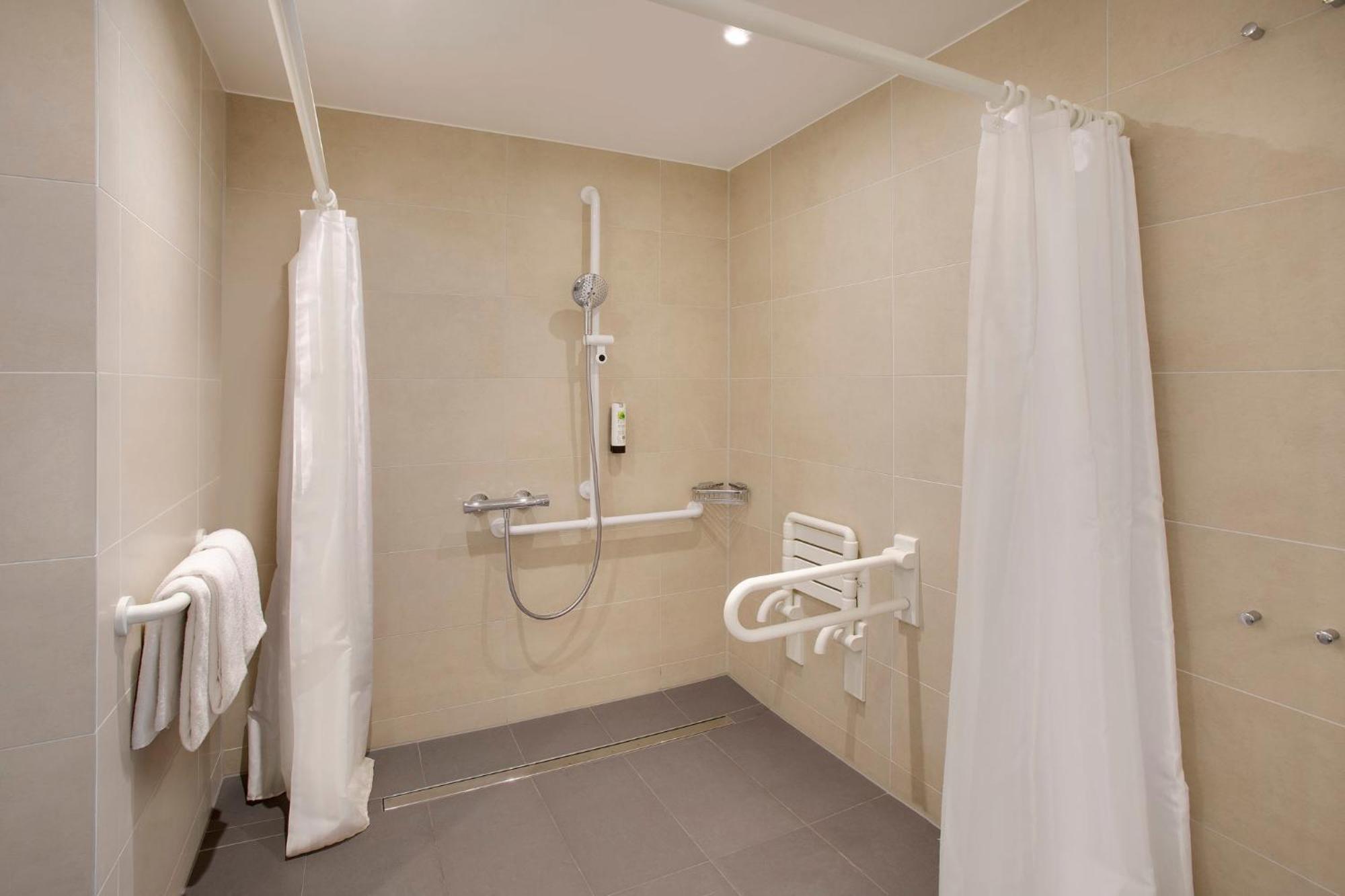 Standard Queen Room Accessible