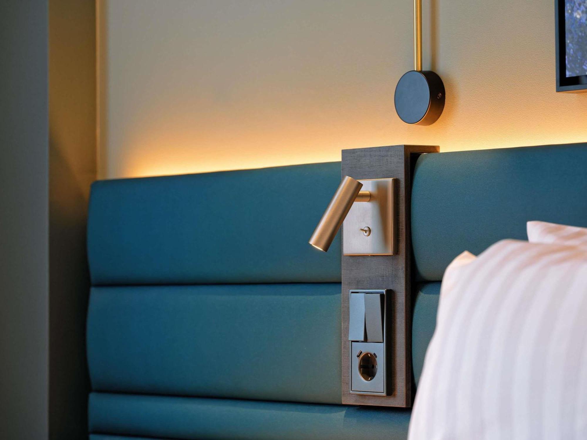 Superior Queen Room Sofa