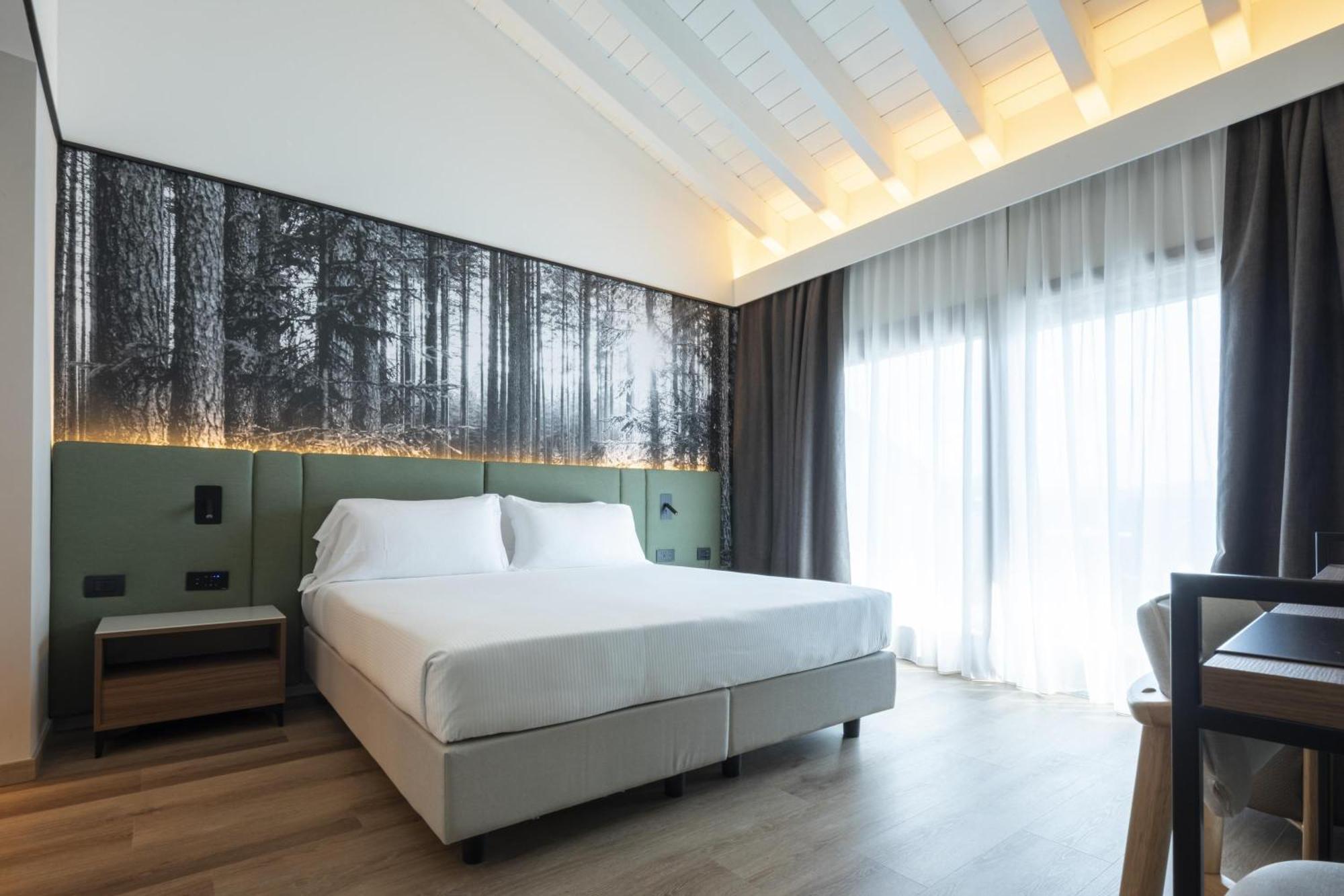 Superior Queen Room Balcony Lake View Spa Access