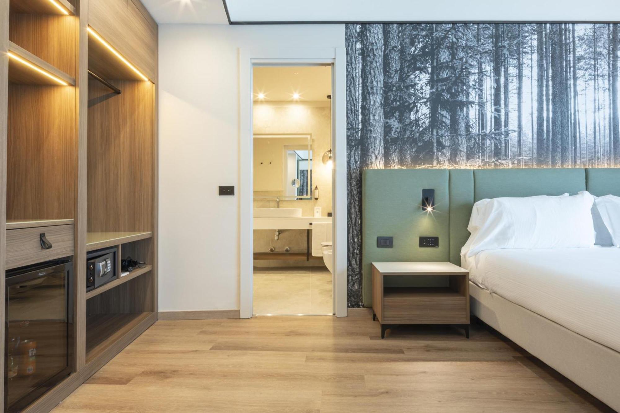 Superior Queen Room Balcony Lake View Spa Access