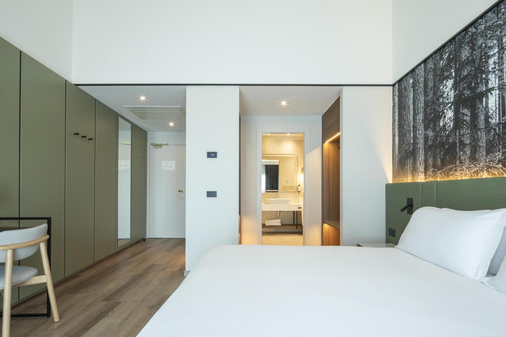 Superior Queen Room Balcony Lake View Spa Access