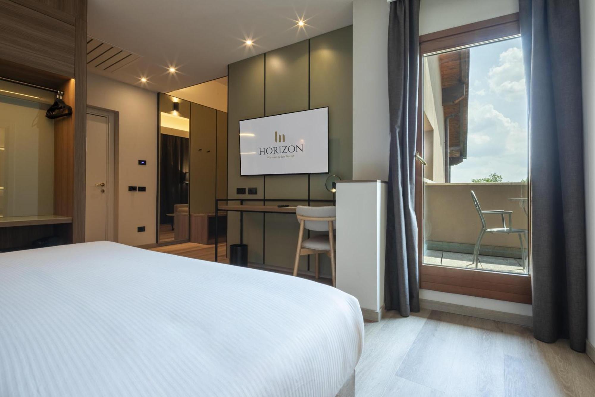 Junior Queen Suite Sofa Bed Balcony Spa Access