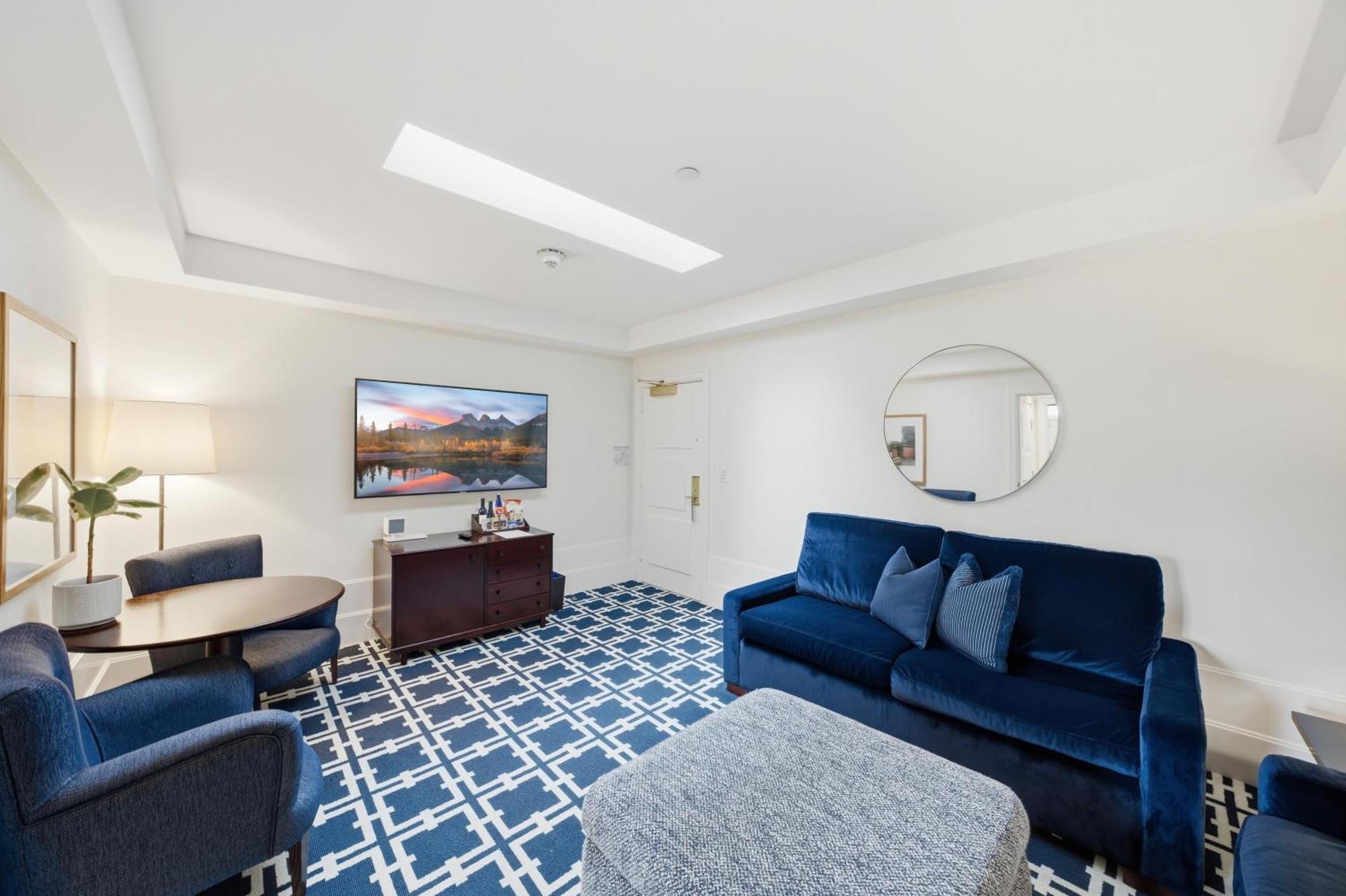 Deluxe King Suite