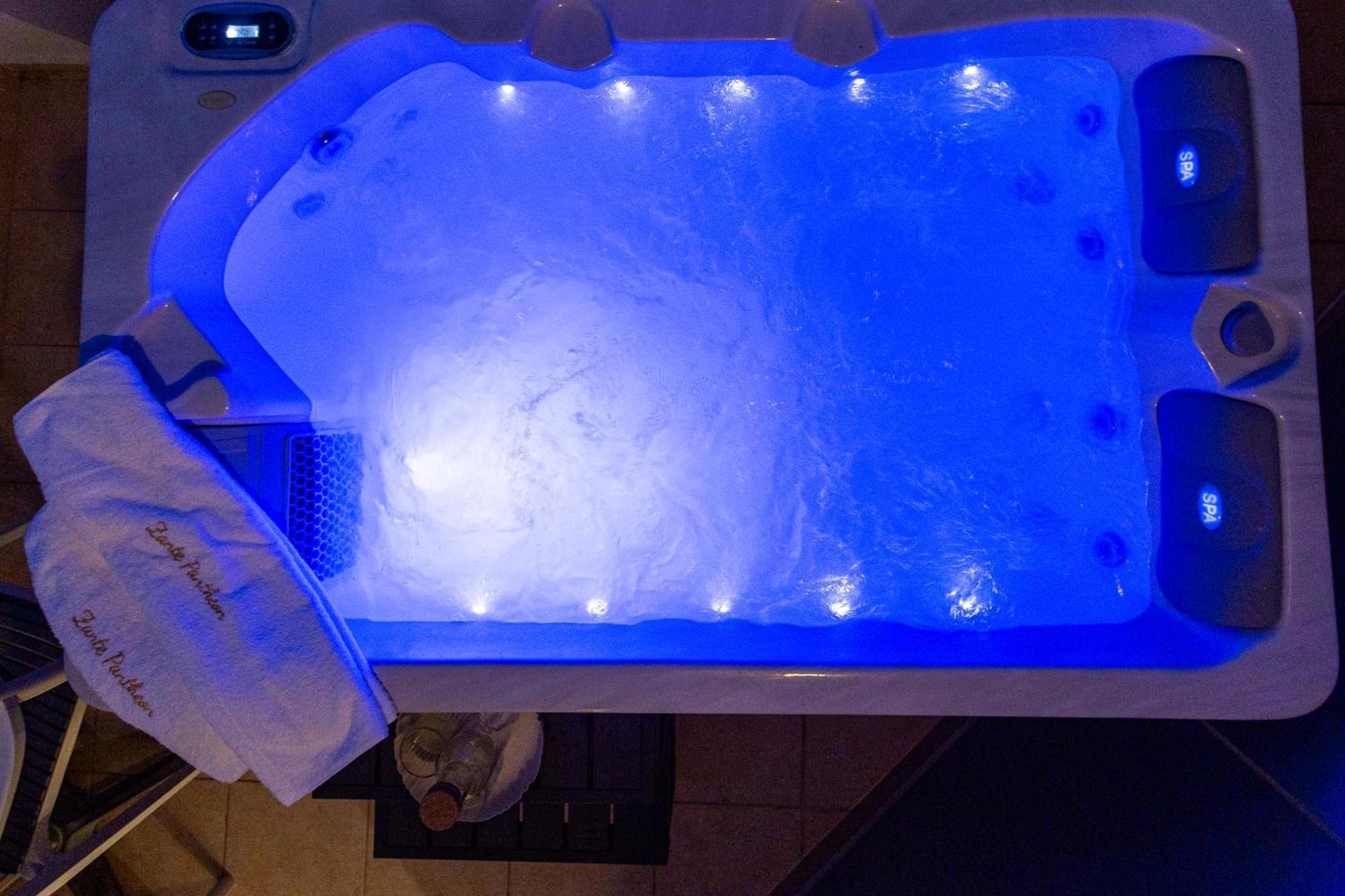 Deluxe Suite mit Whirlpool-Badewanne