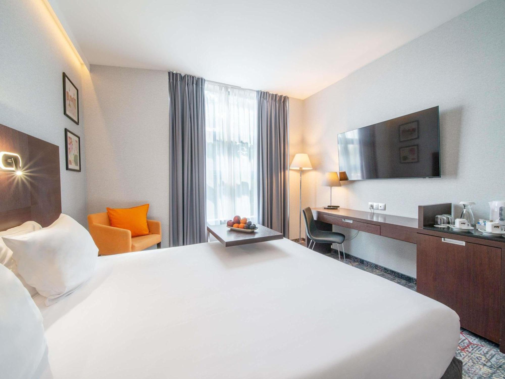 Double Room Queen Bed
