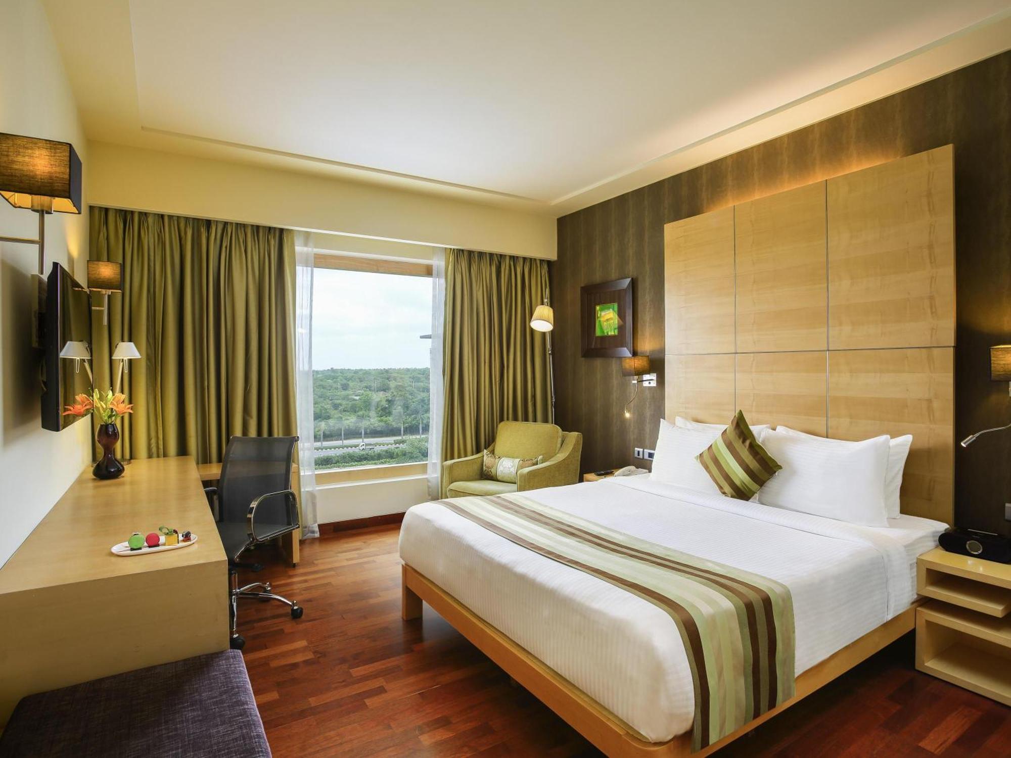 Premier King Bed Lounge Access Happy Hours 630 PM to 830 PM