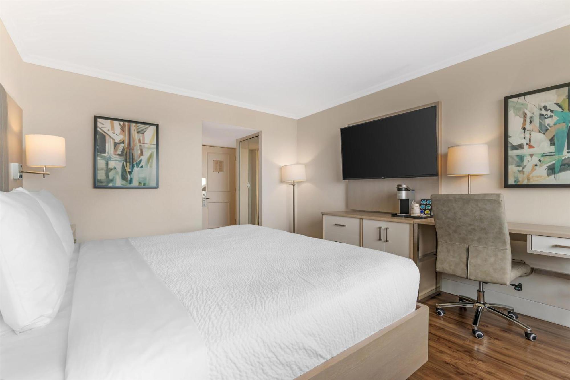 Zimmer mit Kingsize-Bett und Hafenblick