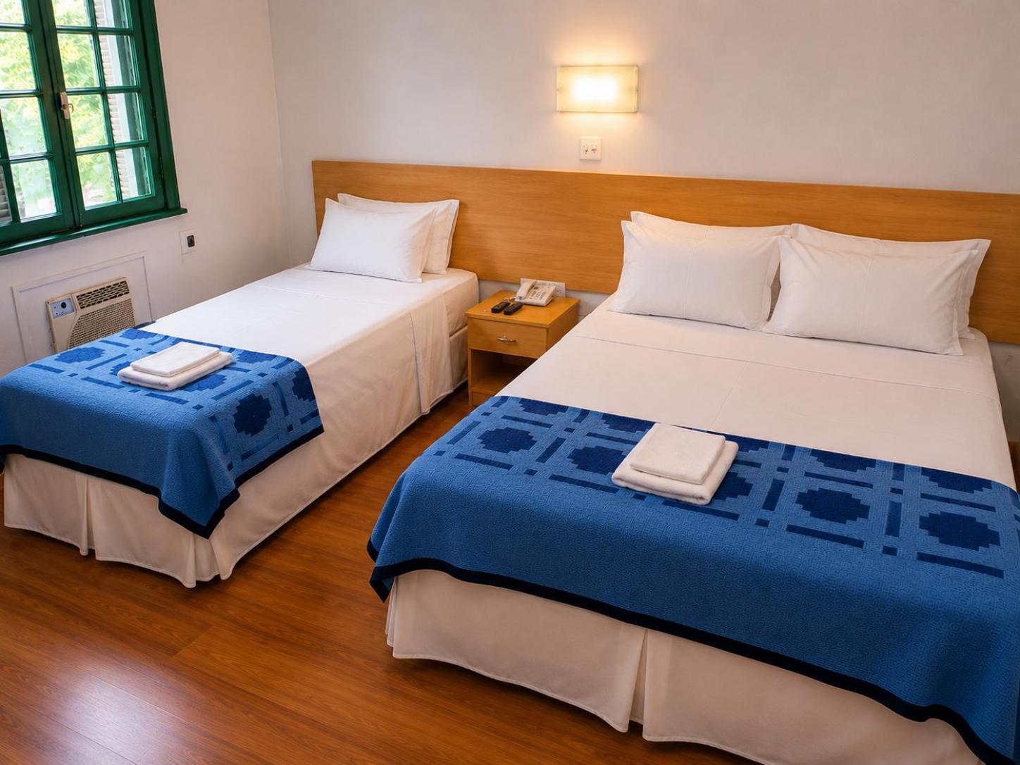 Dreibettzimmer mit Doppelbett